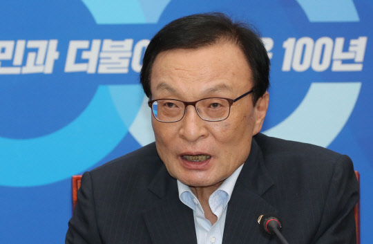 이해찬 더불어민주당 대표가 30일 국회 당대표회의실에서 열린 정례 기자간담회에서 모두발언하고 있다. 연합뉴스